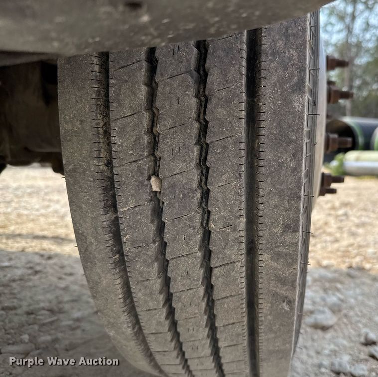 image for item EJ3116 2005 Ford F550 Super Duty XL flatbed truck