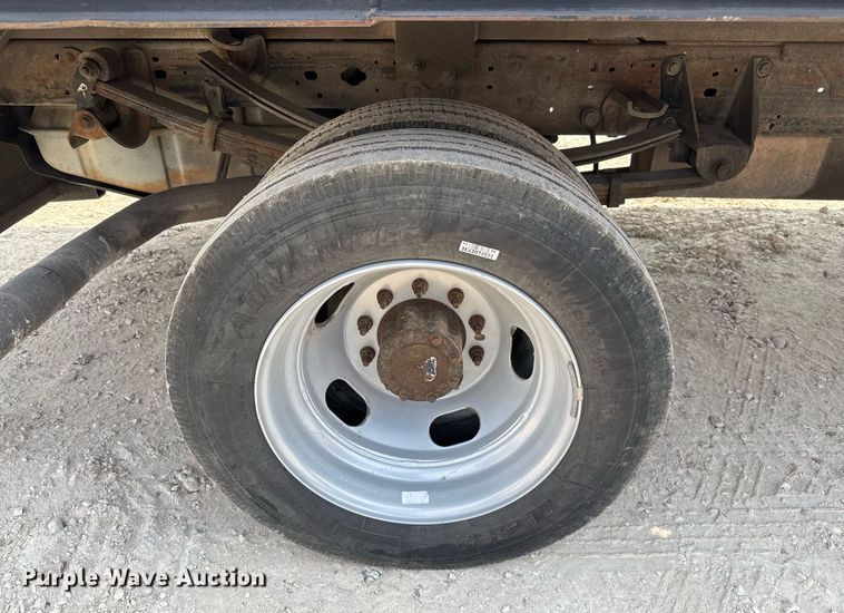 image for item EJ3116 2005 Ford F550 Super Duty XL flatbed truck