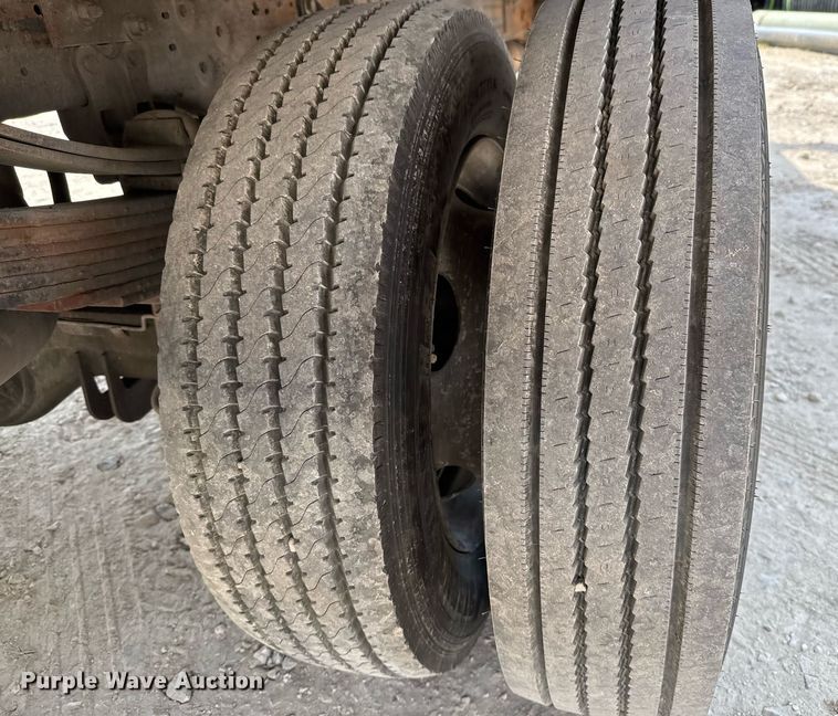 image for item EJ3116 2005 Ford F550 Super Duty XL flatbed truck