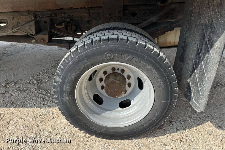 image for item EJ3116 2005 Ford F550 Super Duty XL flatbed truck