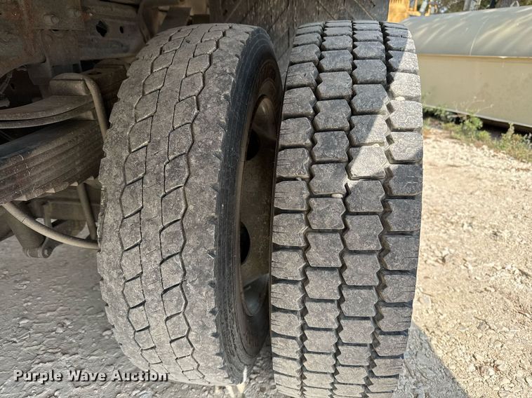 image for item EJ3116 2005 Ford F550 Super Duty XL flatbed truck