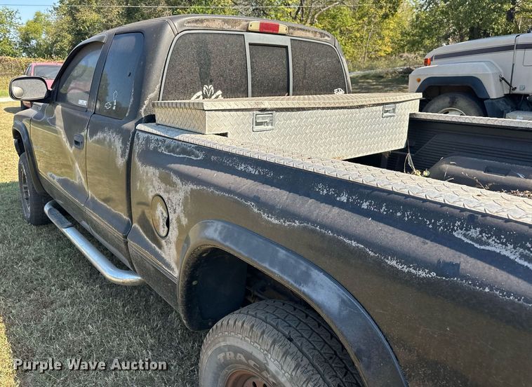 image for item EJ4883 2002 Dodge  Dakota Sport Club Cab pickup truck