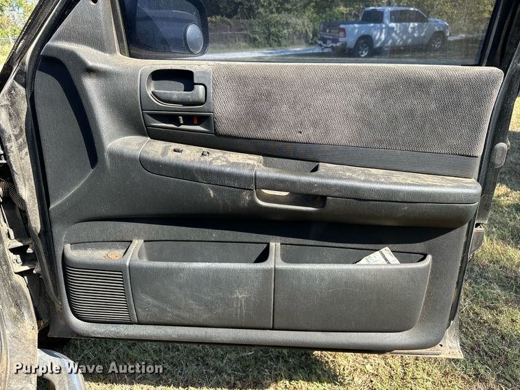 image for item EJ4883 2002 Dodge  Dakota Sport Club Cab pickup truck