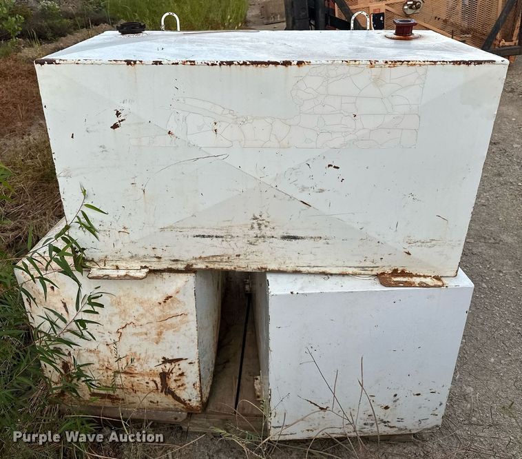 image for item EJ4918 (3) 100 gallon fuel tanks 