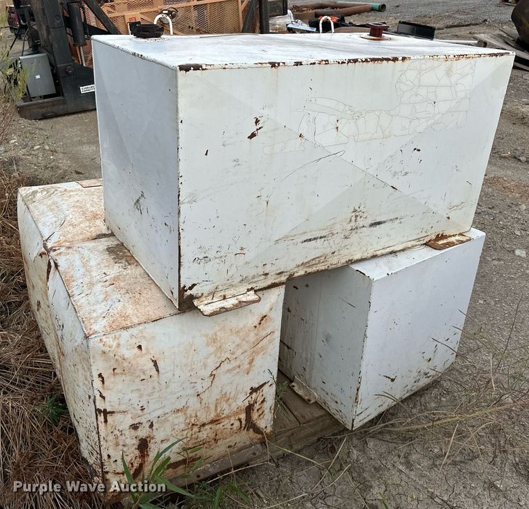 image for item EJ4918 (3) 100 gallon fuel tanks 