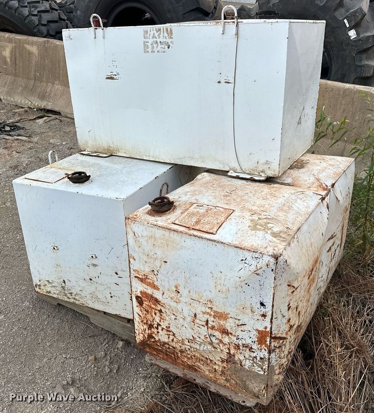 image for item EJ4918 (3) 100 gallon fuel tanks 
