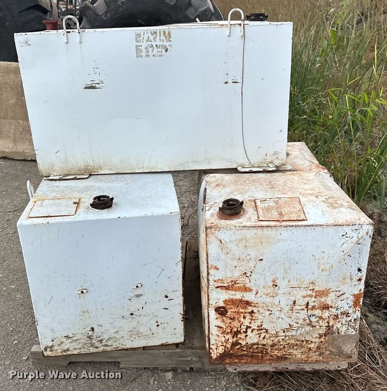 image for item EJ4918 (3) 100 gallon fuel tanks 