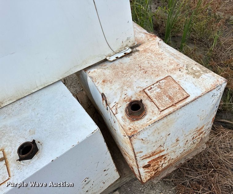 image for item EJ4918 (3) 100 gallon fuel tanks 