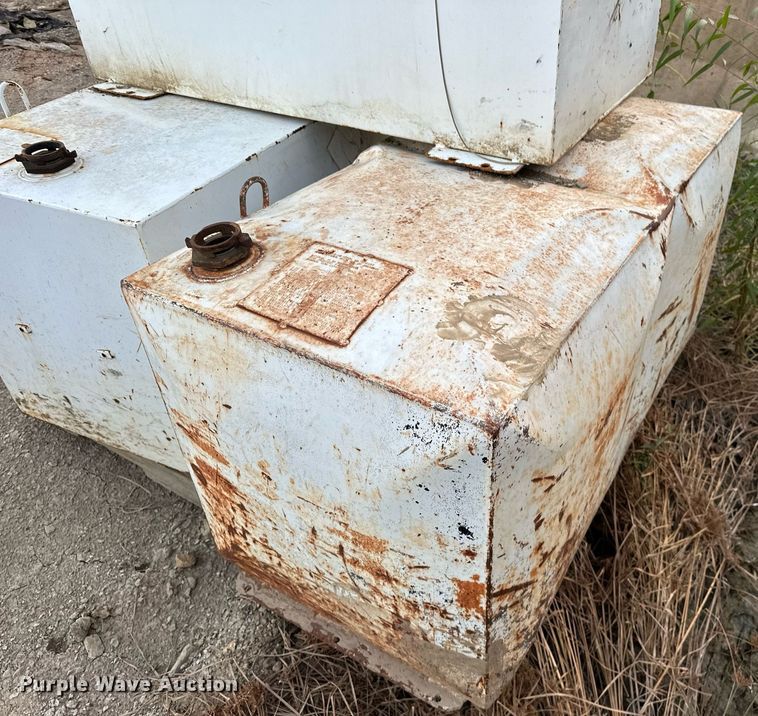 image for item EJ4918 (3) 100 gallon fuel tanks 