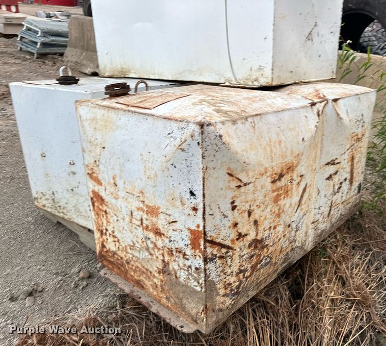image for item EJ4918 (3) 100 gallon fuel tanks 