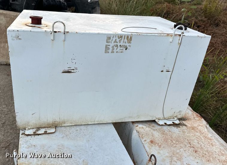 image for item EJ4918 (3) 100 gallon fuel tanks 