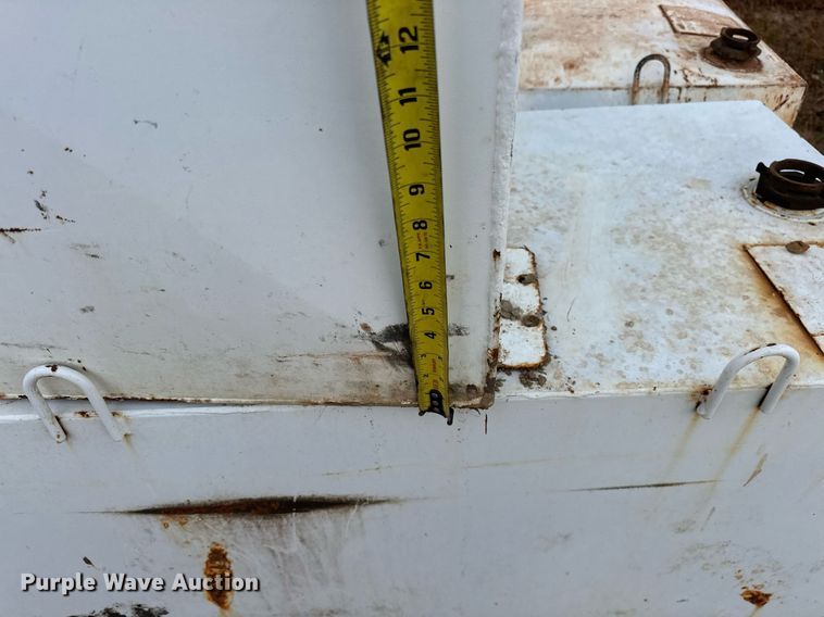 image for item EJ4918 (3) 100 gallon fuel tanks 