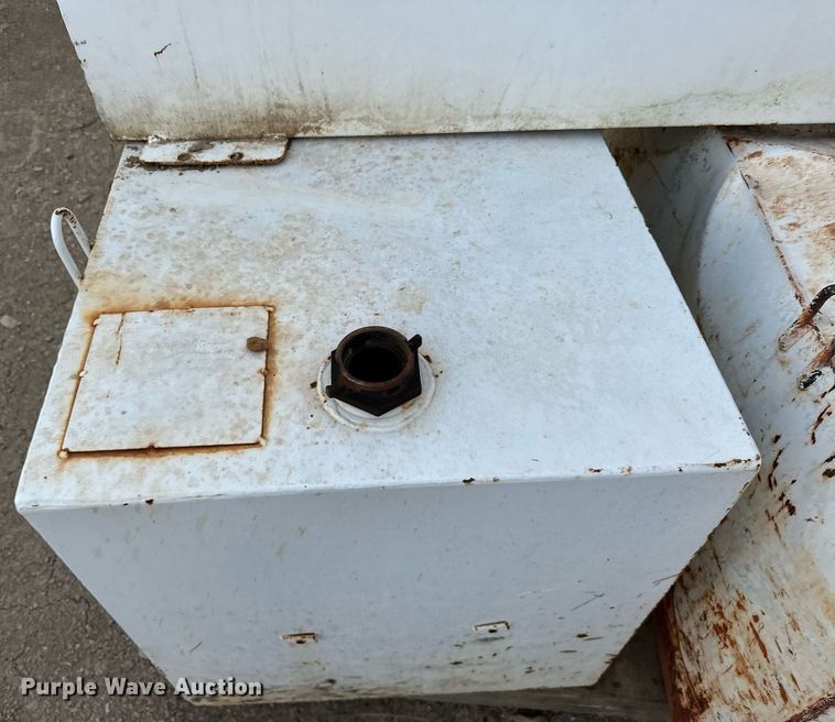 image for item EJ4918 (3) 100 gallon fuel tanks 