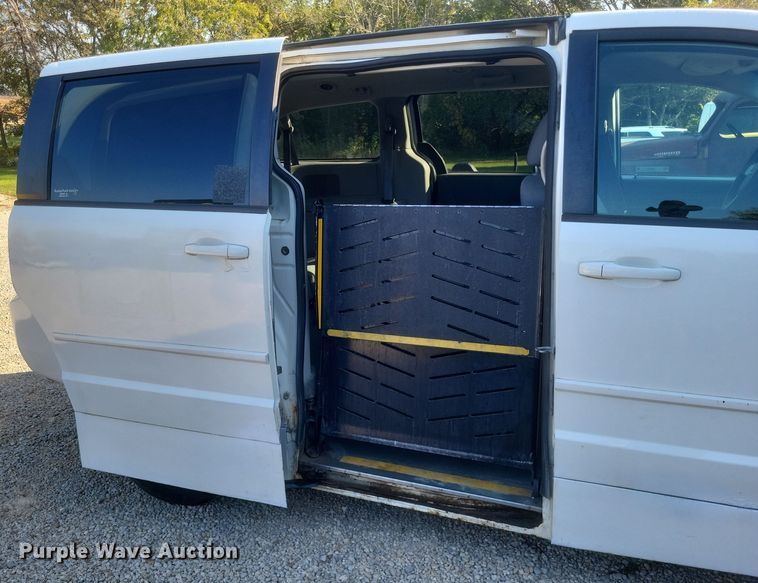 image for item EJ8048 2009 Dodge Grand Caravan SE handicap accessible van