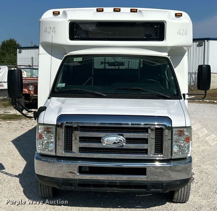 image for item EK3404 2014 Ford E450 Super Duty shuttle bus