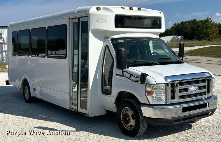 image for item EK3404 2014 Ford E450 Super Duty shuttle bus