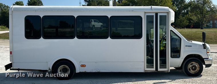 image for item EK3404 2014 Ford E450 Super Duty shuttle bus