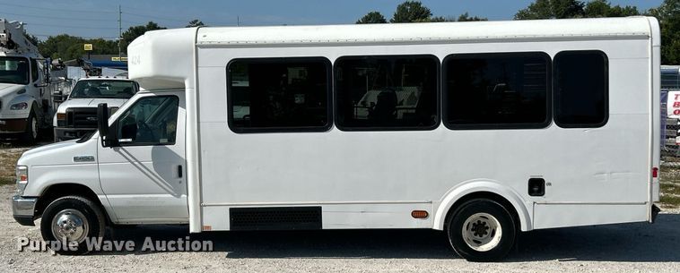 image for item EK3404 2014 Ford E450 Super Duty shuttle bus