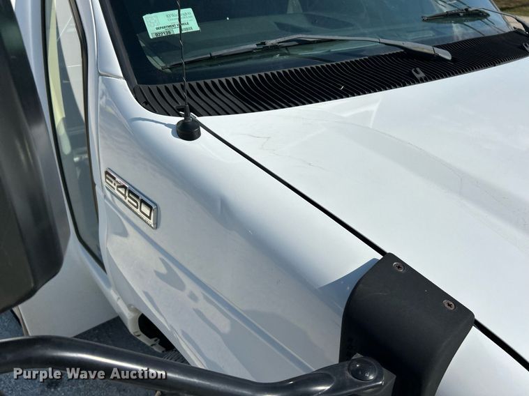 image for item EK3404 2014 Ford E450 Super Duty shuttle bus