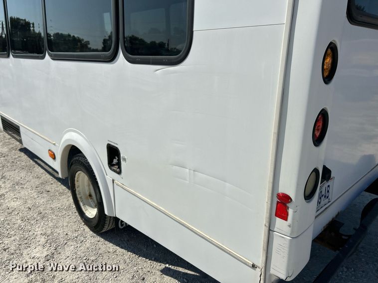 image for item EK3404 2014 Ford E450 Super Duty shuttle bus