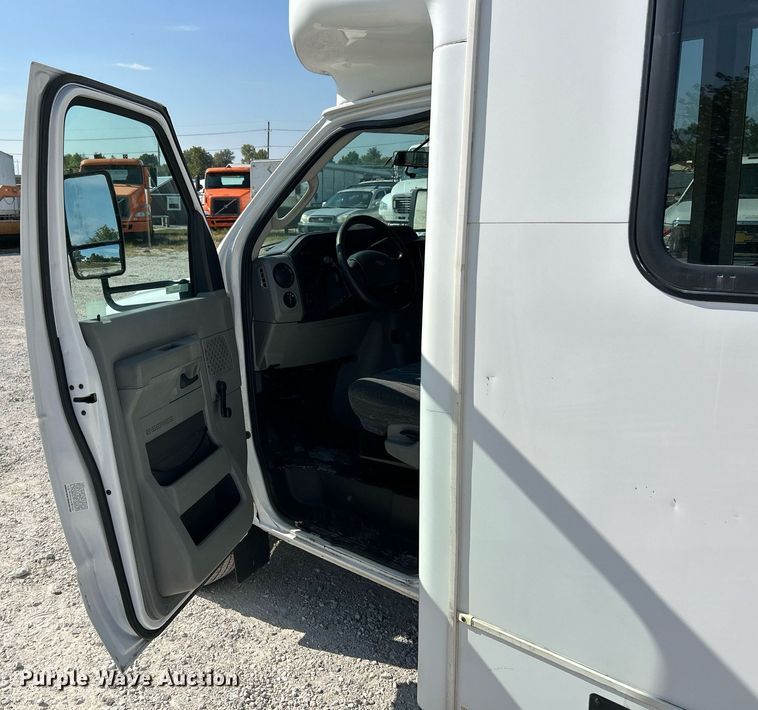image for item EK3404 2014 Ford E450 Super Duty shuttle bus