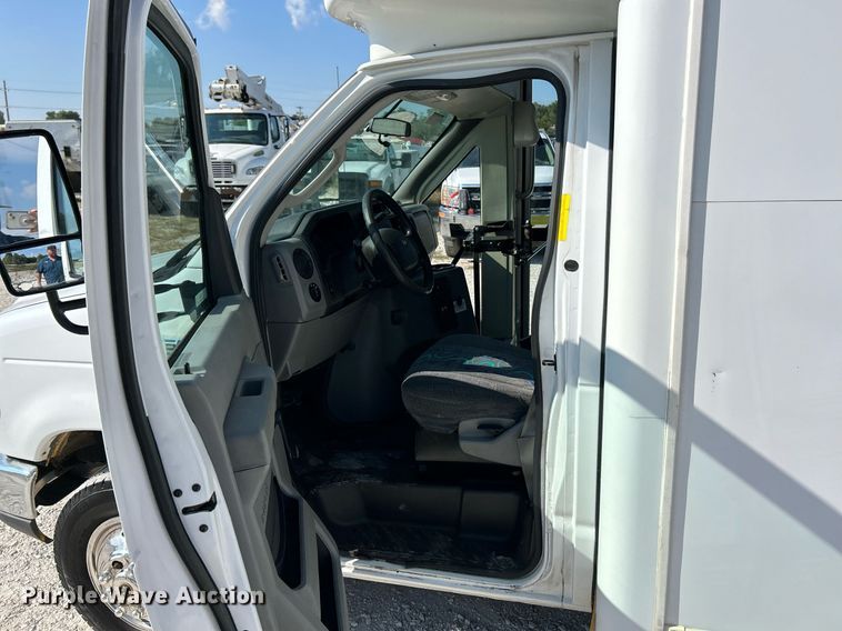 image for item EK3404 2014 Ford E450 Super Duty shuttle bus