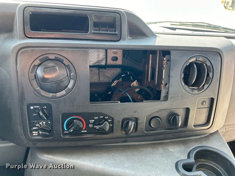 image for item EK3404 2014 Ford E450 Super Duty shuttle bus