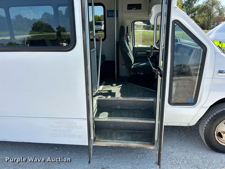 image for item EK3404 2014 Ford E450 Super Duty shuttle bus