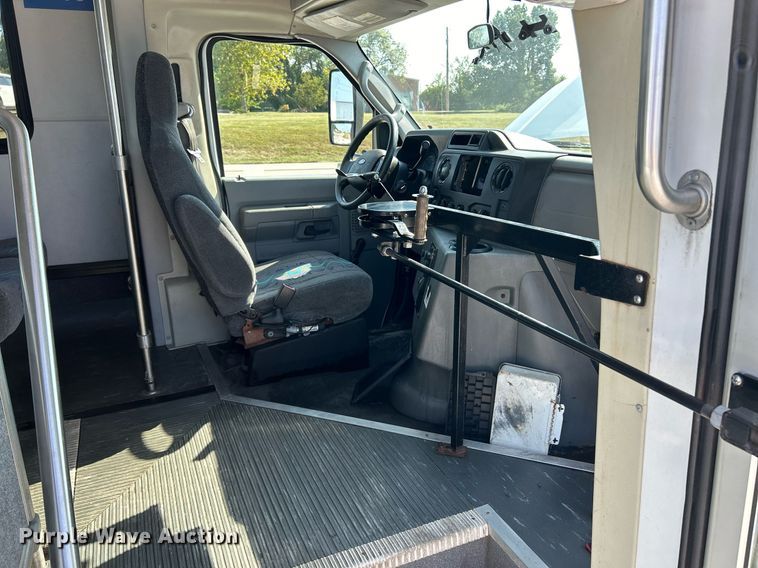 image for item EK3404 2014 Ford E450 Super Duty shuttle bus