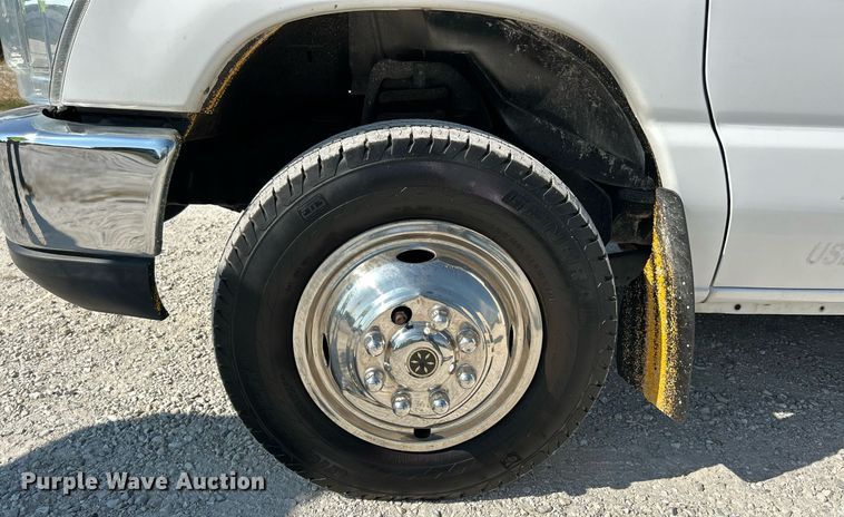 image for item EK3404 2014 Ford E450 Super Duty shuttle bus