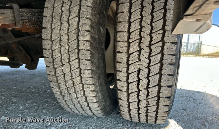 image for item EK3404 2014 Ford E450 Super Duty shuttle bus