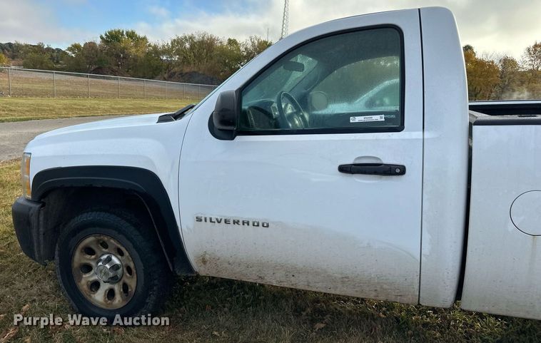 image for item EN2500 2013 Chevrolet  Silverado 1500 pickup truck