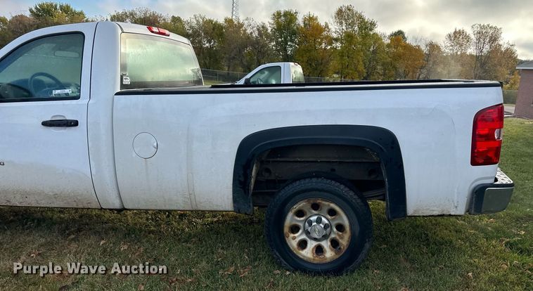 image for item EN2500 2013 Chevrolet  Silverado 1500 pickup truck