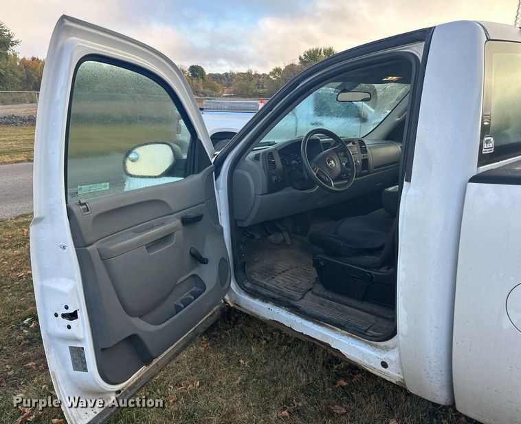 image for item EN2500 2013 Chevrolet  Silverado 1500 pickup truck