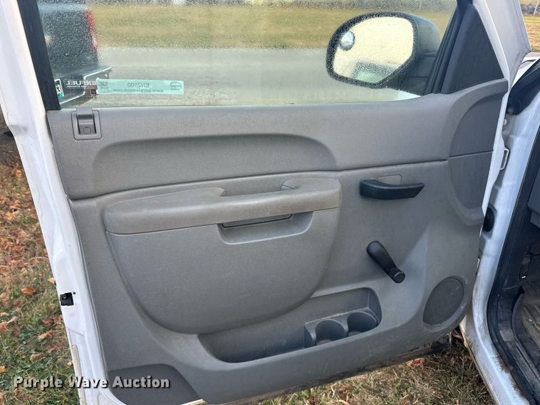 image for item EN2500 2013 Chevrolet  Silverado 1500 pickup truck