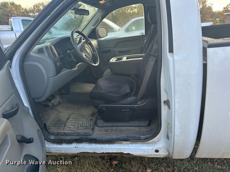 image for item EN2500 2013 Chevrolet  Silverado 1500 pickup truck