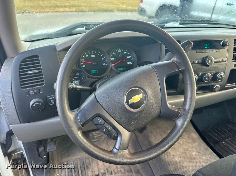 image for item EN2500 2013 Chevrolet  Silverado 1500 pickup truck