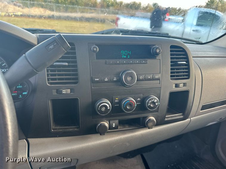 image for item EN2500 2013 Chevrolet  Silverado 1500 pickup truck