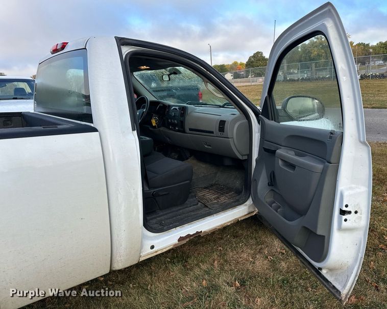 image for item EN2500 2013 Chevrolet  Silverado 1500 pickup truck