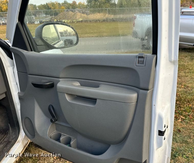 image for item EN2500 2013 Chevrolet  Silverado 1500 pickup truck