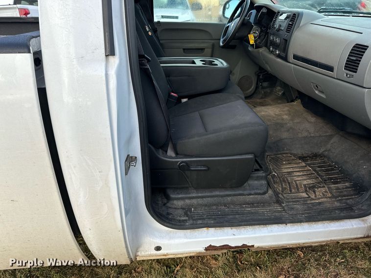 image for item EN2500 2013 Chevrolet  Silverado 1500 pickup truck