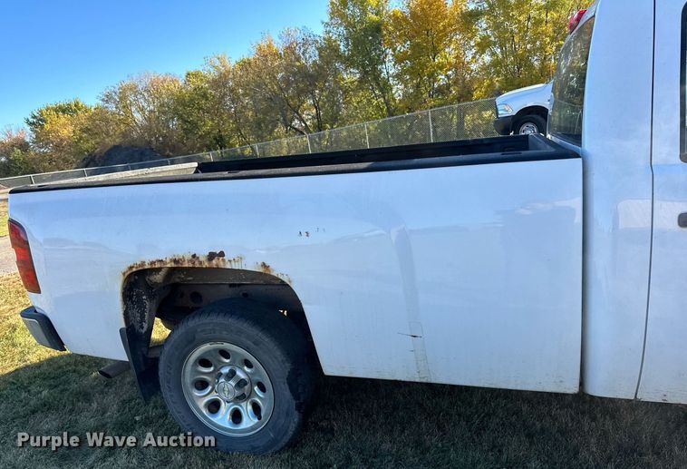 image for item EN2502 2011 Chevrolet  Silverado 1500 pickup truck