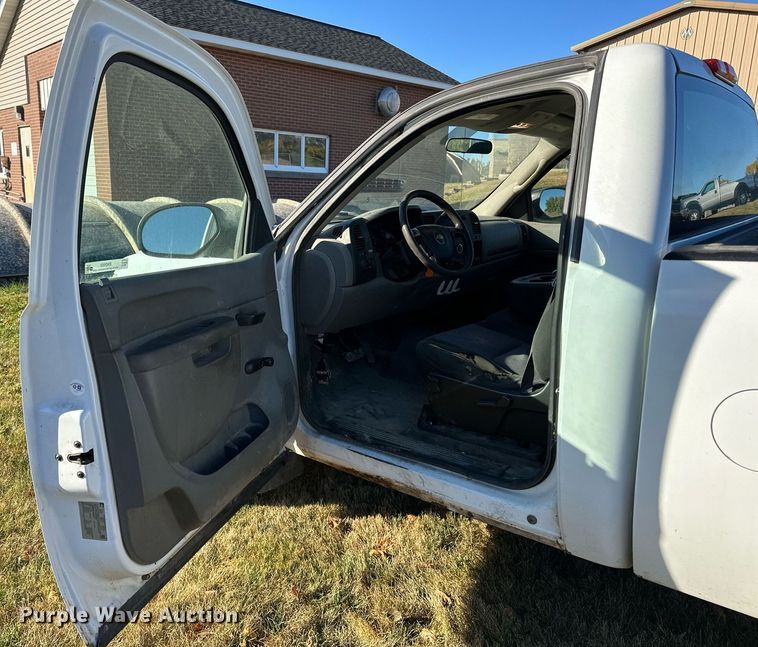 image for item EN2502 2011 Chevrolet  Silverado 1500 pickup truck