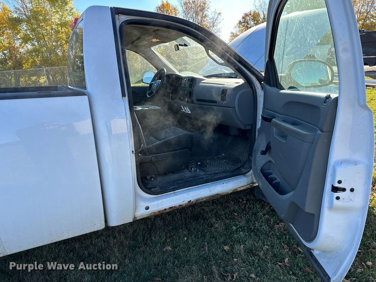 image for item EN2502 2011 Chevrolet  Silverado 1500 pickup truck