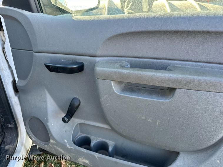 image for item EN2502 2011 Chevrolet  Silverado 1500 pickup truck