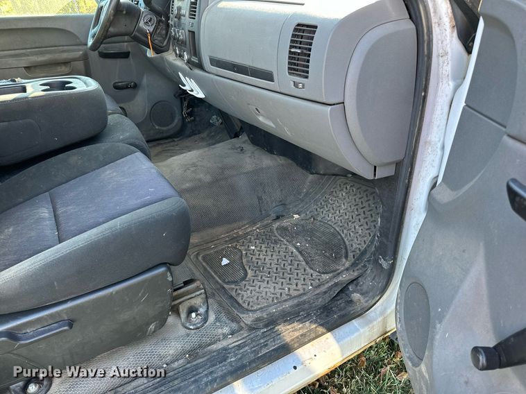 image for item EN2502 2011 Chevrolet  Silverado 1500 pickup truck