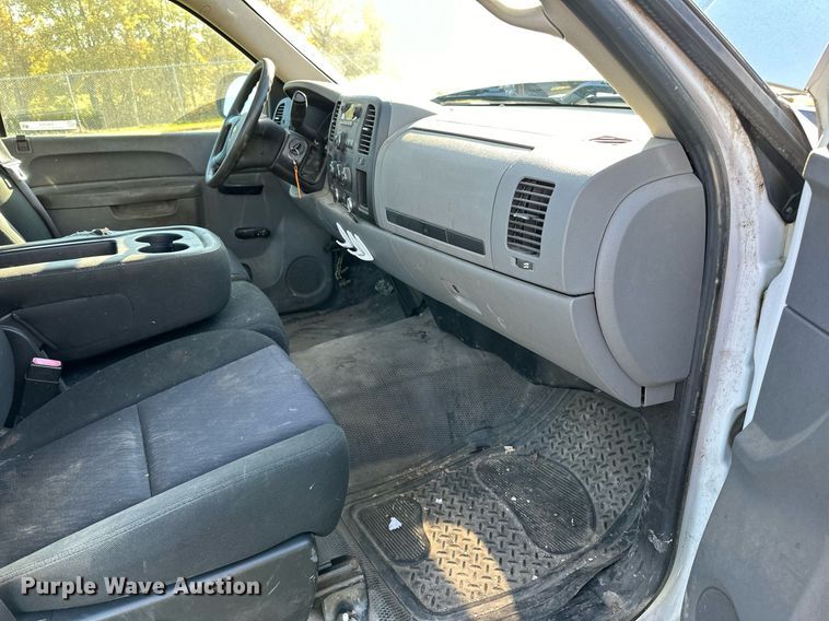 image for item EN2502 2011 Chevrolet  Silverado 1500 pickup truck