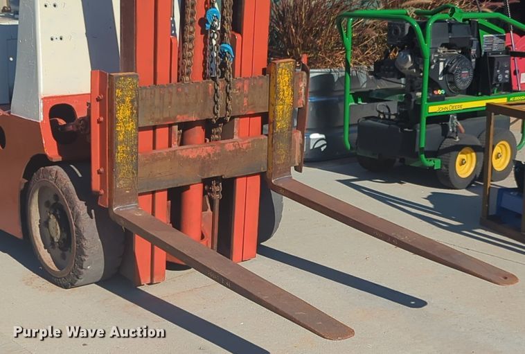 image for item EQ2009 Datsun forklift