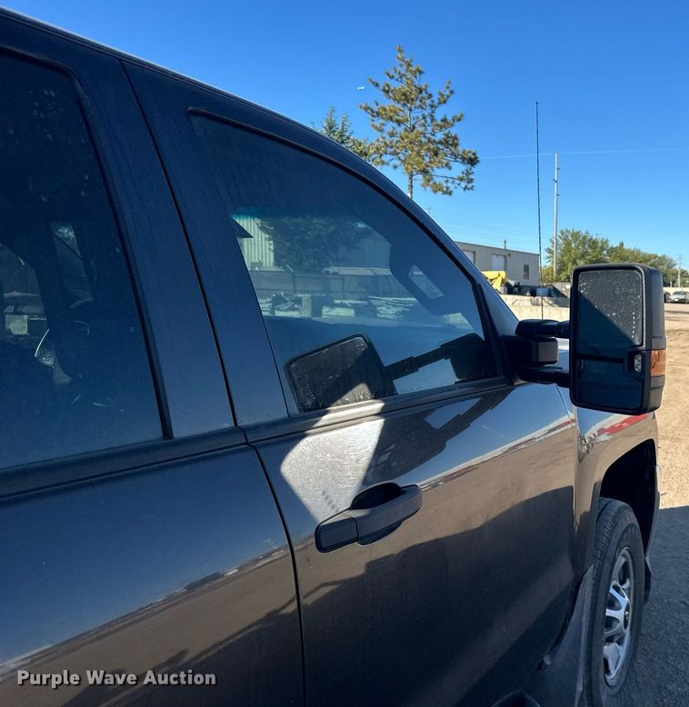 image for item LR9516 2016 Chevrolet Silverado 2500HD Double Cab pickup truck