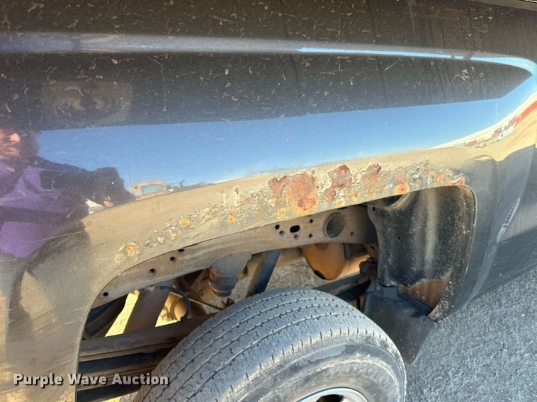 image for item LR9516 2016 Chevrolet Silverado 2500HD Double Cab pickup truck